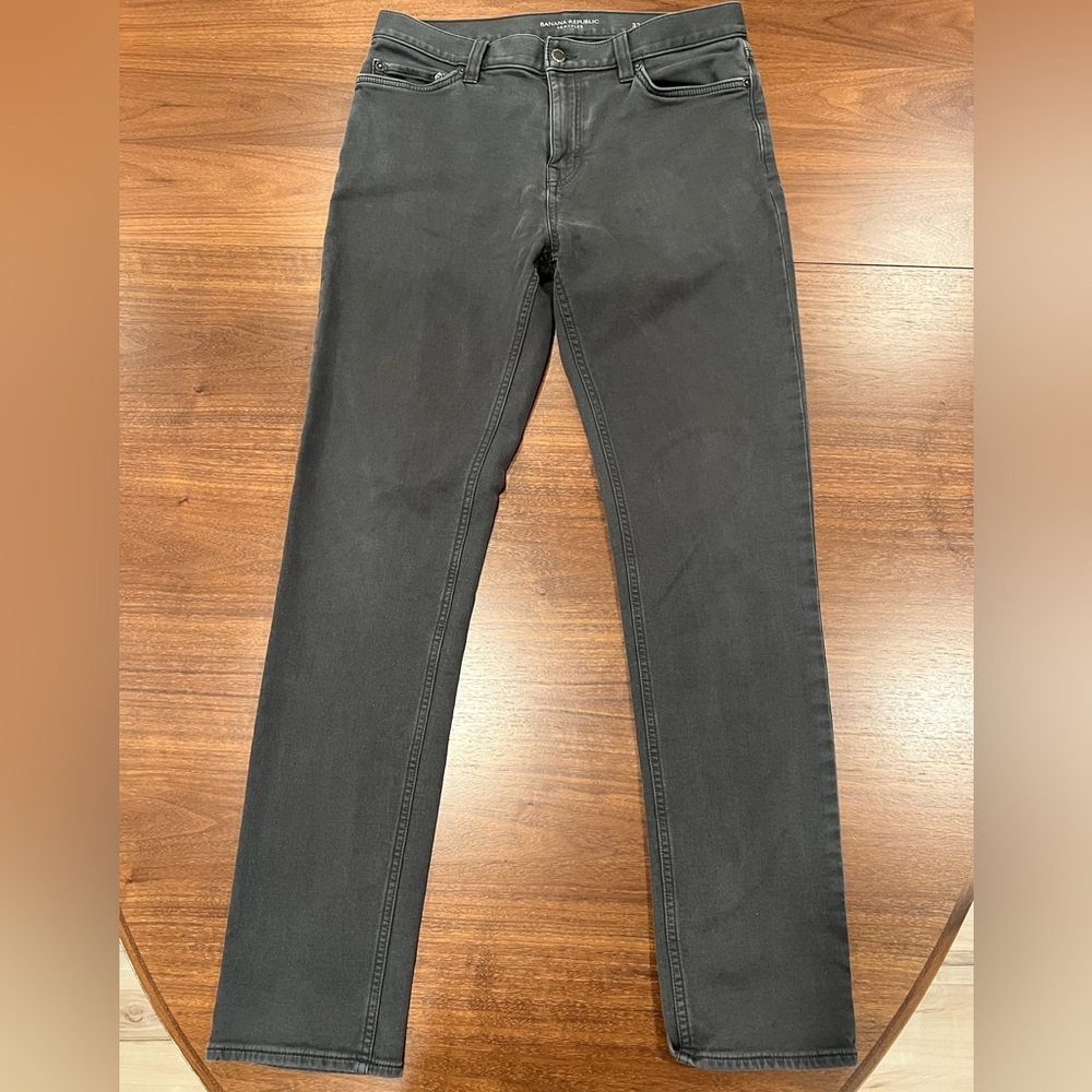 Banana Republic Men’s traveler jeans in gray wash
